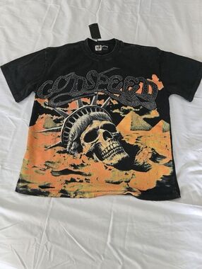 Graphic Skull Statue  Tee in Black & Orange